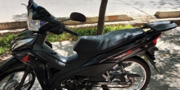 Dejó estacionada su moto en la vereda de su casa en Serodino y se la robaron
