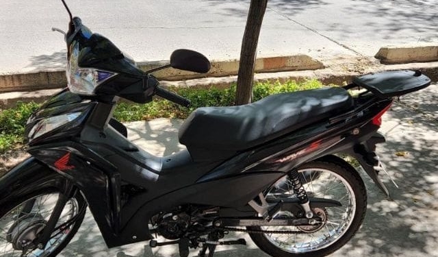 Dejó estacionada su moto en la vereda de su casa en Serodino y se la robaron