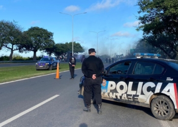 Paro municipal en toda la provincia: trabajadores cortan Autopista y Ruta 11