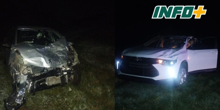 Tres mujeres y un joven con lesiones tras un choque sobre autopista entre una camioneta y un auto