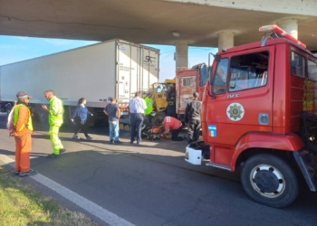 Bomberos rescataron a un conductor atrapado tras un grave accidente en la autopista