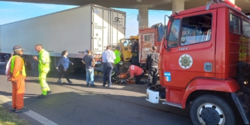 Bomberos rescataron a un conductor atrapado tras un grave accidente en la autopista