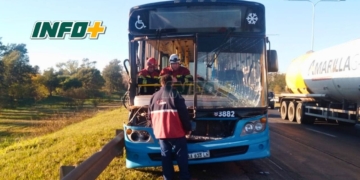 Accidente en autopista: rescataron al chofer de un colectivo tras chocar contra un camión
