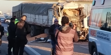 Fuerte choque entre dos camiones que se dirigían a Timbúes: rescataron a un chofer atrapado