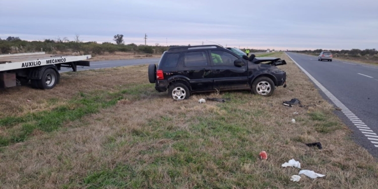Un auto dio varios tumbó en autopista y sus ocupantes fueron derivados al SAMCo de Coronda