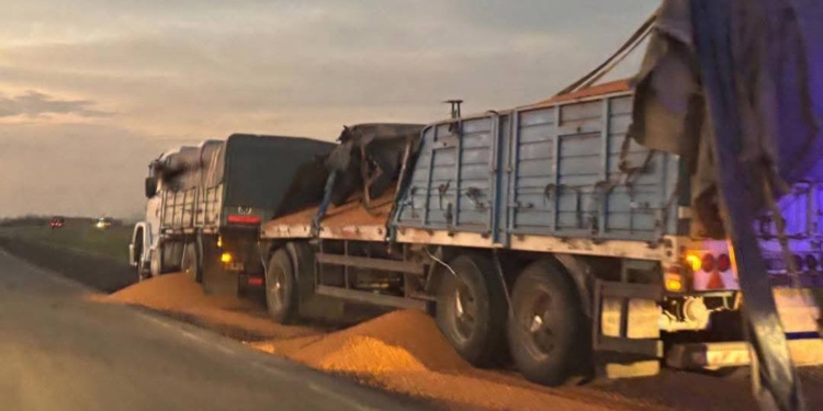 Choque de camiones entre Larguía y Clason y gran cantidad de cereal sobre la Ruta 34 