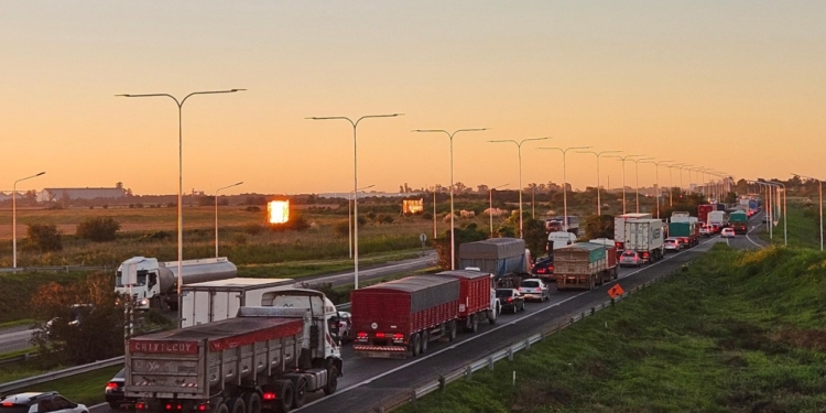 Nueva restricción para camiones en Autopista Rosario Santa Fe