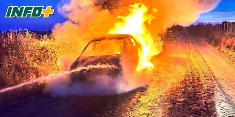 Un auto se incendió en un camino rural entre Maciel y Gaboto