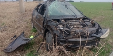 Un auto dio varios tumbos y terminó contra un campo: cinco heridos
