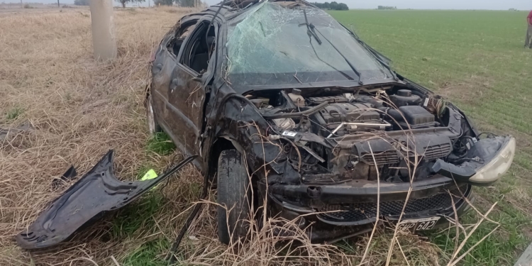 Un auto dio varios tumbos y terminó contra un campo: cinco heridos