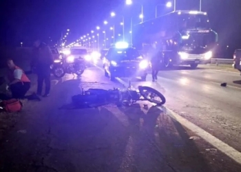 Grave choque de motos en autopista: un conductor sufrió la amputación de una pierna