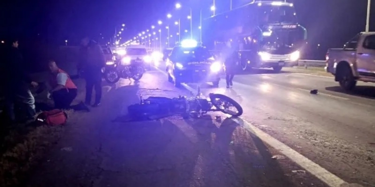 Grave choque de motos en autopista: un conductor sufrió la amputación de una pierna
