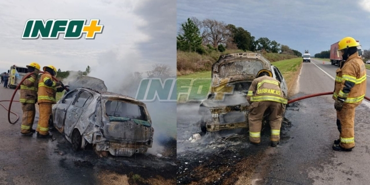 Un auto ardió en llamas sobre autopista en Monje: trabajaron bomberos de Barrancas