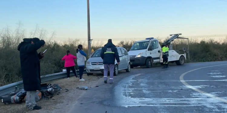 Asfalto resbaladizo por la helada: un joven se accidentó en moto sobre un puente de autopista