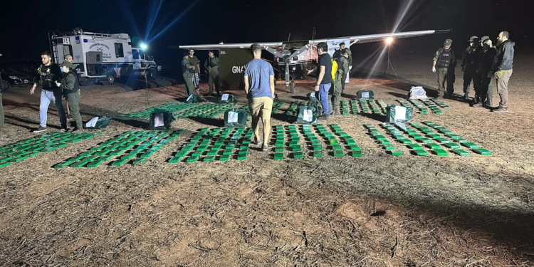 Quemaron 480 kilos de cocaína incautada en la avioneta que aterrizó cerca de Andino