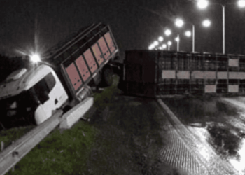 Autopista: Volcó un camión en San Lorenzo y quedó cruzado mano a Santa Fe