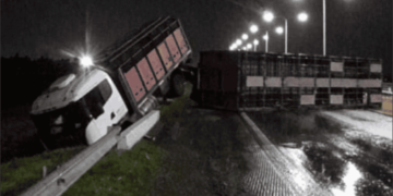 Autopista: Volcó un camión en San Lorenzo y quedó cruzado mano a Santa Fe