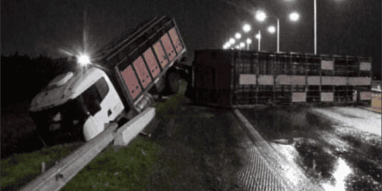 Autopista: Volcó un camión en San Lorenzo y quedó cruzado mano a Santa Fe