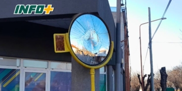Vandalismo en Totoras: rompieron varios espejos viales en distintas esquinas