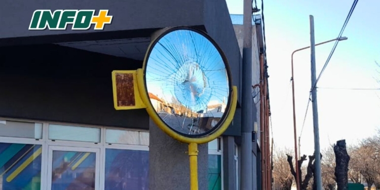 Vandalismo en Totoras: rompieron varios espejos viales en distintas esquinas