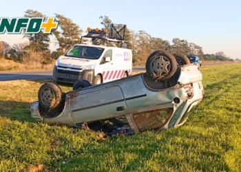 Accidente en autopista: un auto volcó a la altura de Barrancas