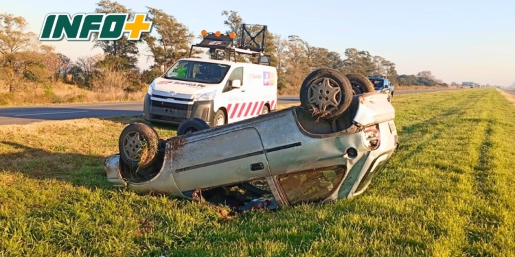Accidente en autopista: un auto volcó a la altura de Barrancas