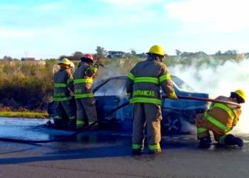 Barrancas: un auto se incendió en plena autopista y fue sofocado por los bomberos