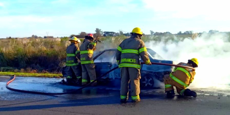Barrancas: un auto se incendió en plena autopista y fue sofocado por los bomberos