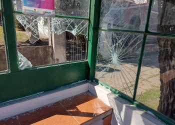Un detenido por dañar una garita de colectivos en Monje