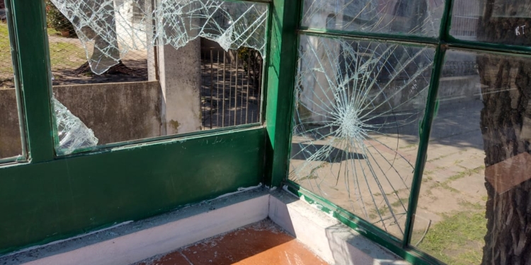 Un detenido por dañar una garita de colectivos en Monje