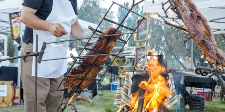 Fuego y tradición en Pueblo Andino: se viene el segundo Concurso de Asadores del Vacío a las llamas