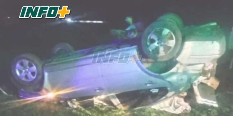 Un joven volcó con su auto en Ruta 11 entre Maciel y Monje: fue rescatado por bomberos