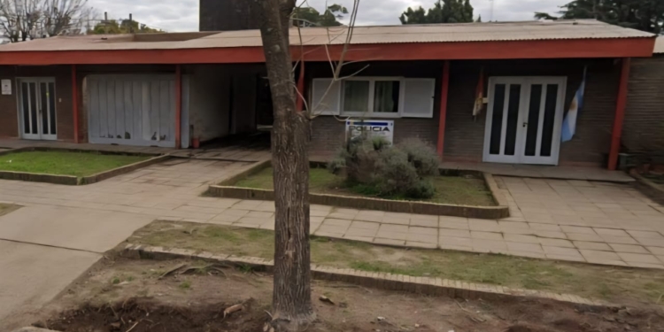 Delincuentes ingresaron a la galería de una casa en Díaz y robaron elementos