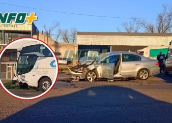 Fuerte choque entre un colectivo y un auto en Ruta 11 dejó a dos personas lesionadas