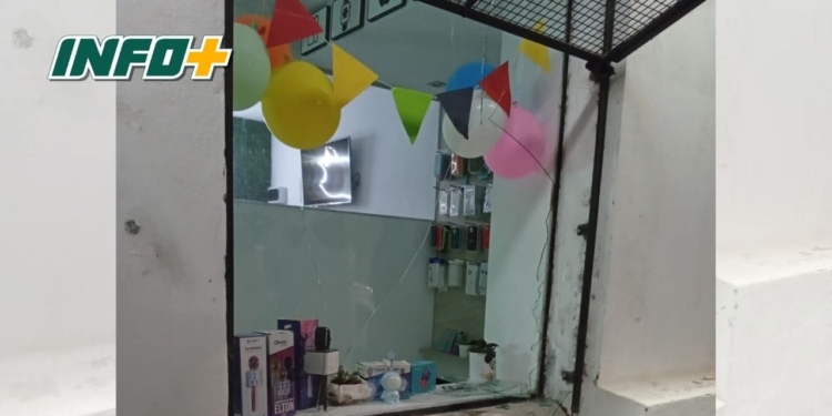 Barrancas: dañaron el frente de un local de celulares pero la alarma evitó el robo