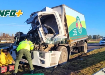 Fuerte impacto entre dos camiones en autopista: una persona debió ser rescatada
