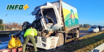 Fuerte impacto entre dos camiones en autopista: una persona debió ser rescatada