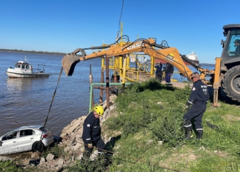 Robaron un auto y fue encontrado sumergido en el río en Fray Luis Beltrán