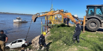 Robaron un auto y fue encontrado sumergido en el río en Fray Luis Beltrán