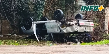 Una camioneta impactó contra un camión estacionado en La Ribera y volcó
