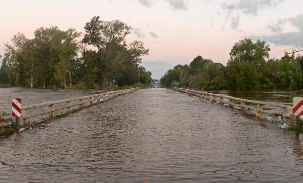 Desbordes y cortes de rutas en la región: piden postergar viajes