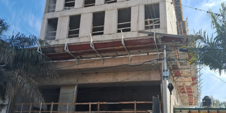 Clausuraron la obra e identificaron a las víctimas tras el trágico accidente laboral en San Lorenzo