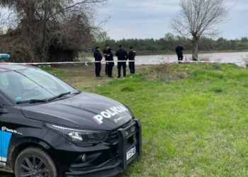 Un preso se escapó de la comisaría y se tiró al río esposado: está siendo buscado