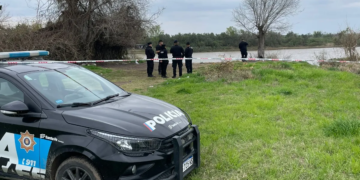 Un preso se escapó de la comisaría y se tiró al río esposado: está siendo buscado