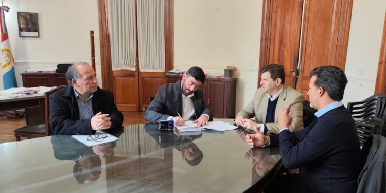 Puerto Gaboto firmó convenio para el pago de un nuevo tractor con pala frontal