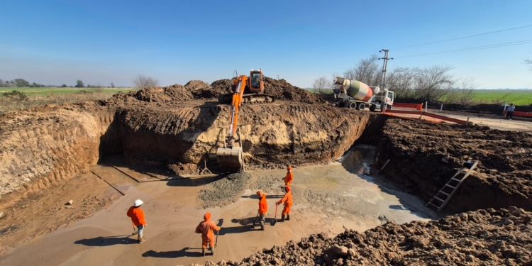 Avanza la obra hídrica del canal Irigoyen en el puente de la Ruta 41s