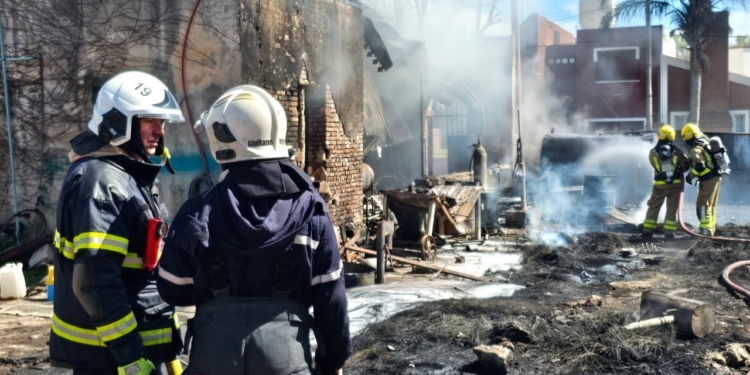 Trabajos con una amoladora, chispas y explosión: lo que causó el grave incendio en Totoras