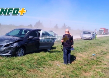 Accidente en la autopista: un camión perdió su carga y provocó un choque entre dos autos