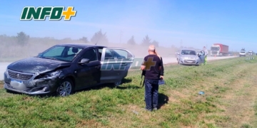 Accidente en la autopista: un camión perdió su carga y provocó un choque entre dos autos