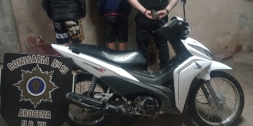Ruta 11: La policía interceptó a dos menores y les secuestró una moto sin papeles